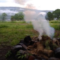 Feuer mit extra viel Rauch gegen die Tausenden von Midges (Minimücken)