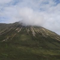 Berge mit grünen Grasmustern