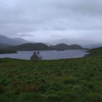 Über Kilometer alleine auf weiter Flur - hie und da ein Loch mit einem kleinen Häuschen