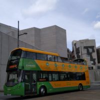 Das umstrittene Parlamentsgebäude und ein typischer Hop-on-Hop-off Bus