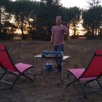 Aussenbordküche einrichten bei Sonnenuntergang
