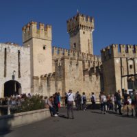 Sirmione mit vielen Touristen und Touristinnen