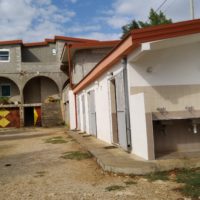Sanitäranlage und Haus unseres familiären Campings