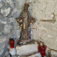 Maria Statue in der kleinen Gipfelkirche